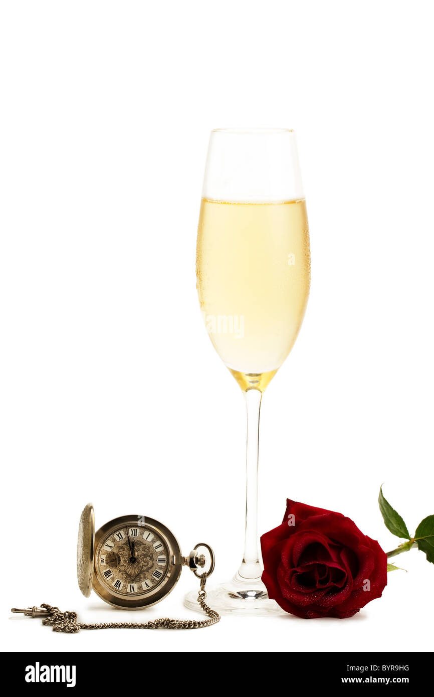 Verre à champagne avec une rose rouge et une vieille montre de poche sur fond blanc Banque D'Images