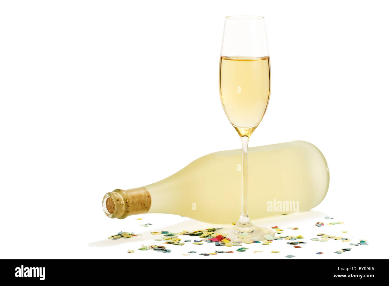 Verre de champagne en face de bouteille de prosecco terne de confettis sur  fond blanc Photo Stock - Alamy