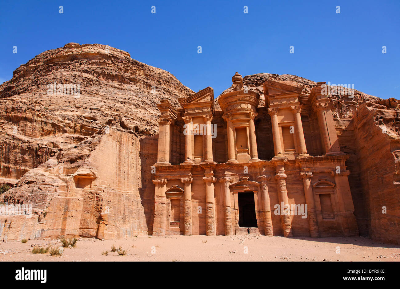 Le monastère, sculpté dans la roche, à Petra, Jordanie Banque D'Images