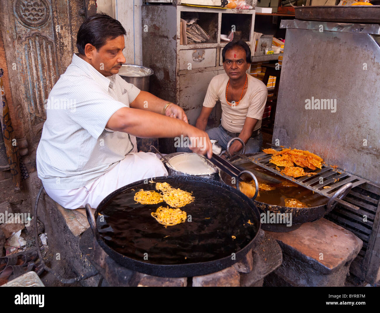 L'Inde, Rajasthan, Jodhpur, rendant les hommes indiens doux traite dans une cuve d'huile bouillante Banque D'Images