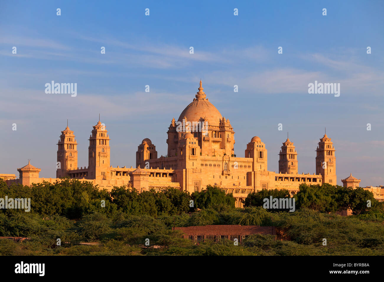 L'Inde, Rajasthan, Jodhpur, Umaid Bhavan Palace à la fin de soir lumière Banque D'Images