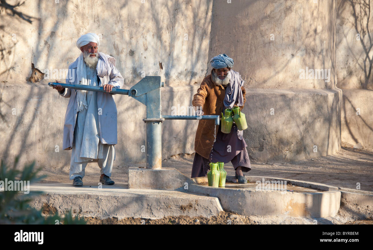 Le vieil homme à la pompe du village dans le Helmand Afghanistan Banque D'Images