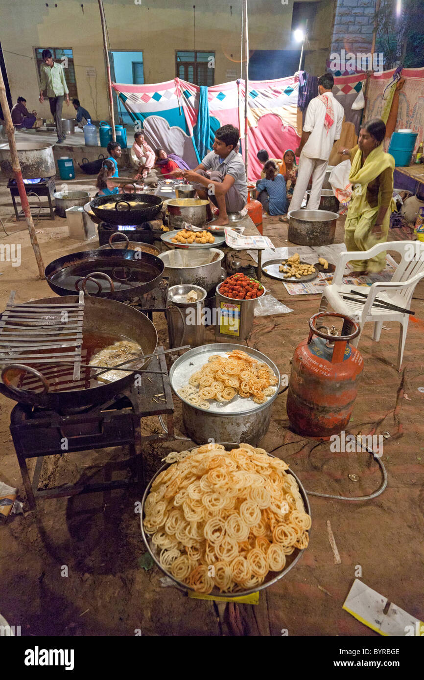 L'Inde, Rajasthan, Jodhpur les hommes et les femmes à la préparation des repas pour le banquet de mariage Banque D'Images