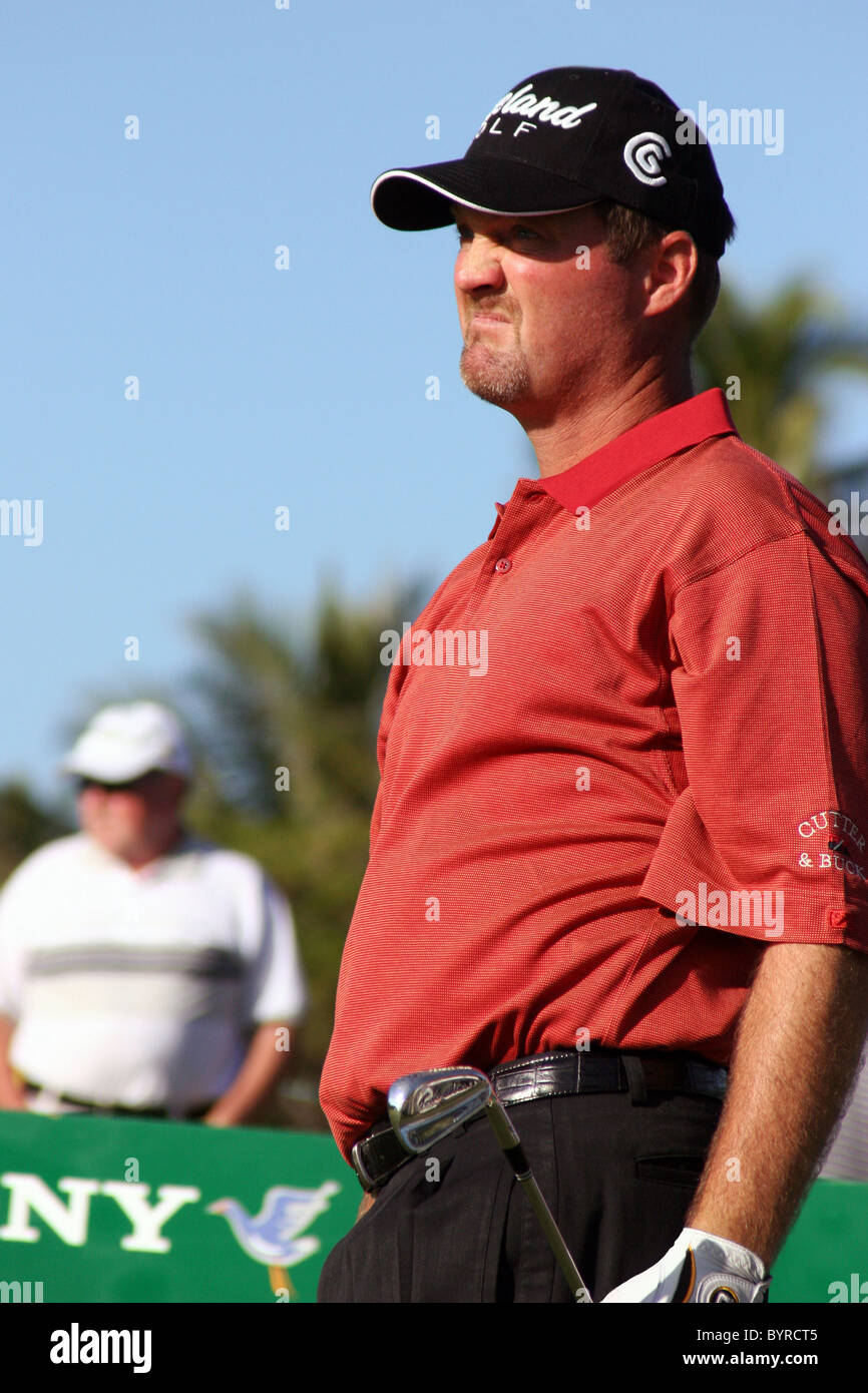 PGA golfeur américain Jerry Kelly est à la recherche à la 11e vert pendant une ronde de pratique avant le Sony Open 2005 à Hawaii. Banque D'Images