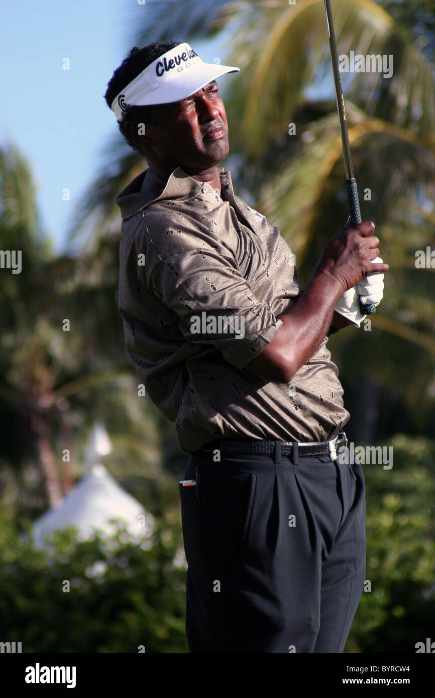 Le golfeur de la PGA Vijay Singh fonctionne sur la gamme de conduite après une ronde de pratique avant le Sony Open 2005 à Hawaii. Banque D'Images