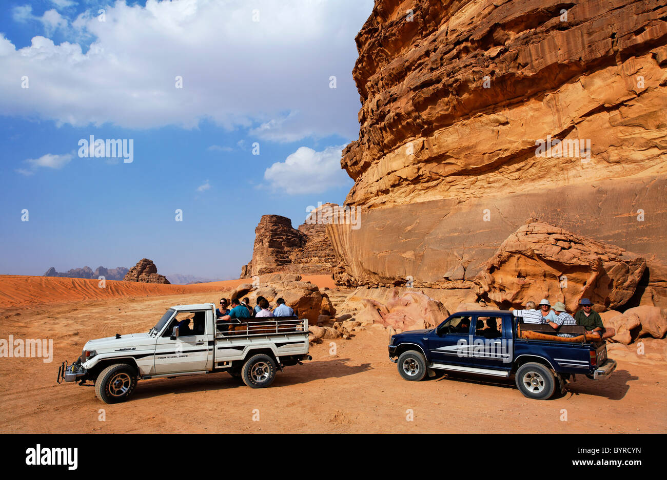 Desert safari dans les véhicules à quatre roues motrices à Wadi Rum, Jordanie Banque D'Images