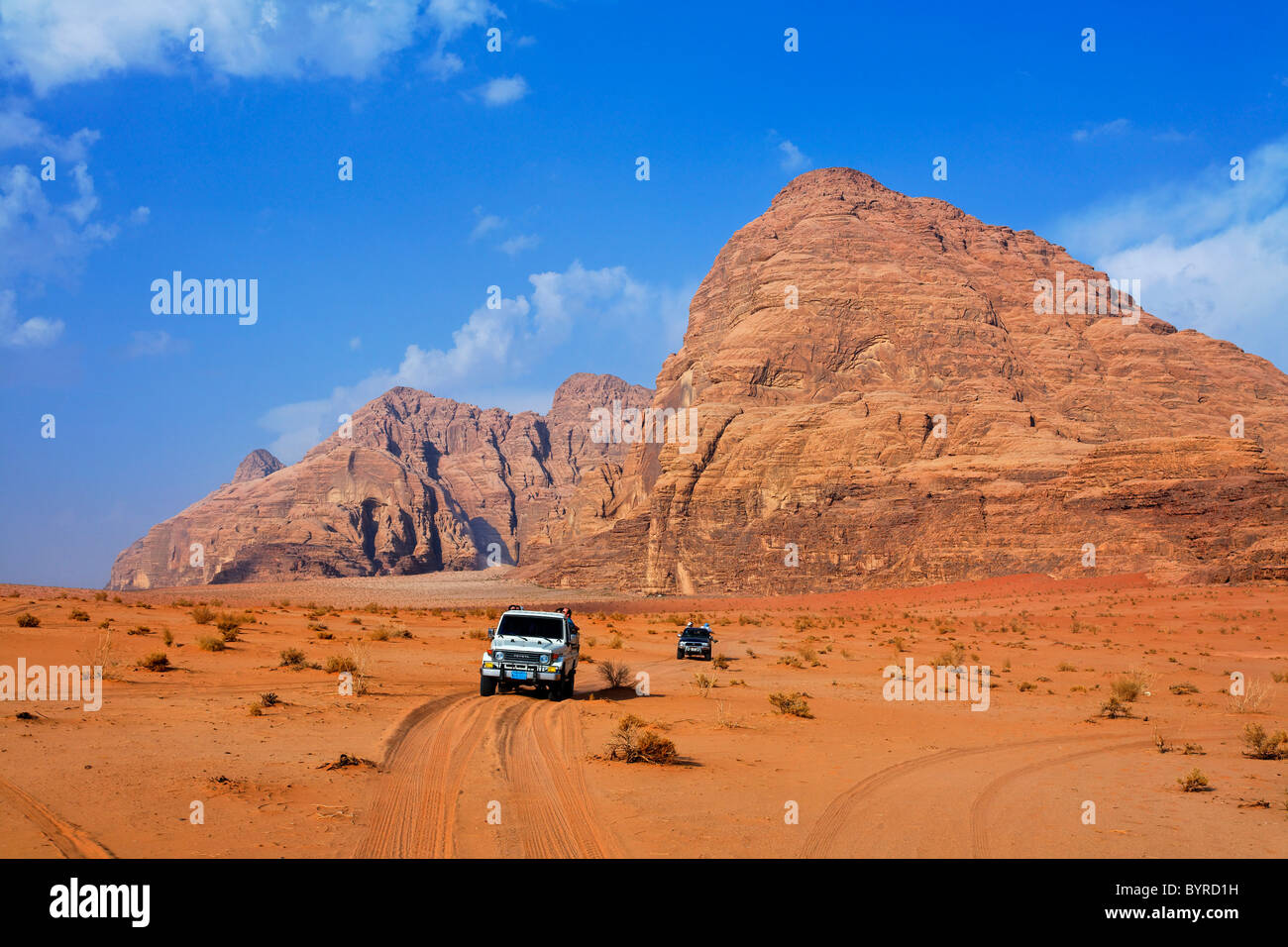 Desert safari dans les véhicules à quatre roues motrices à Wadi Rum, Jordanie Banque D'Images
