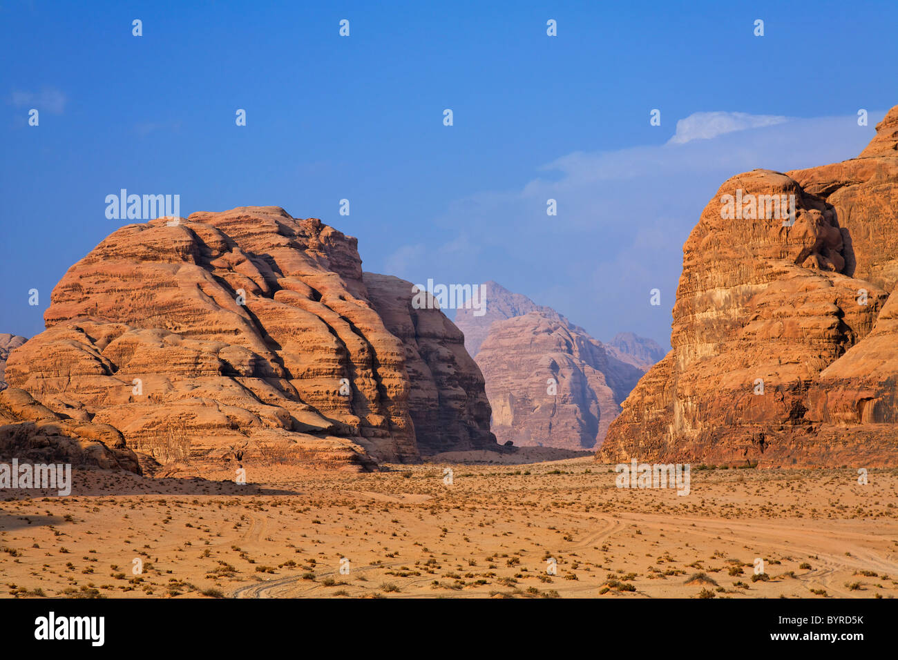 Un paysage de pitons rocheux dans le désert de Wadi Rum, Jordanie Banque D'Images