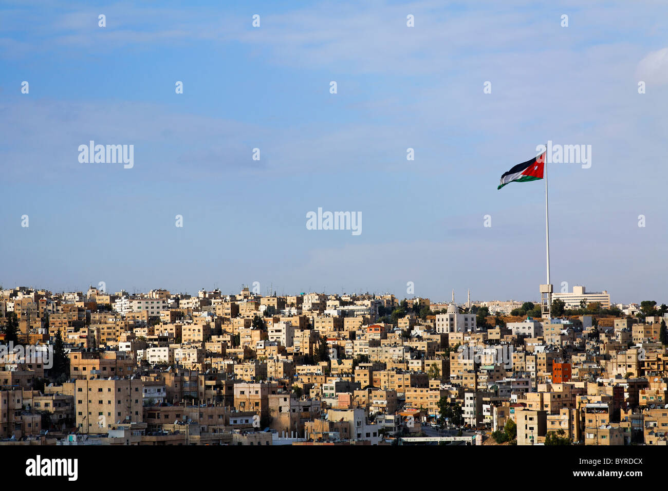 Grand drapeau jordanien survolant la ville d'Amman, Jordanie Banque D'Images
