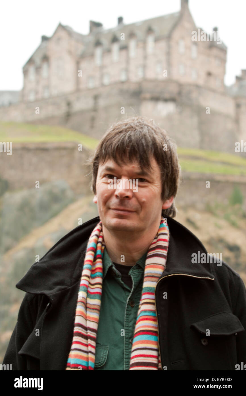 31 janvier 2011 - Portrait de l'auteur Ian Rankin en face du château d'Edimbourg Banque D'Images