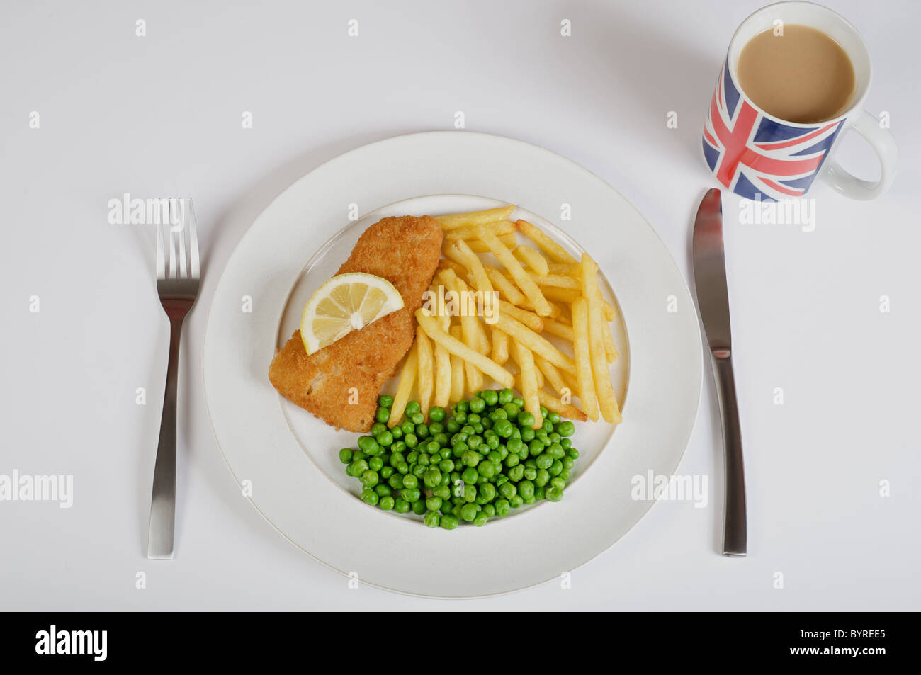 Poisson, plaquettes et les pois avec une tasse de thé. Banque D'Images