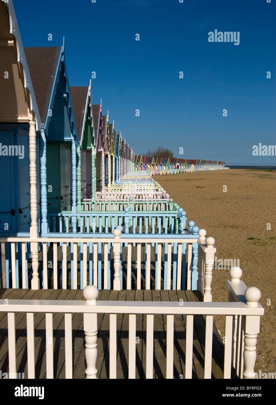Rangée de cabines colorées le long de la plage Banque D'Images
