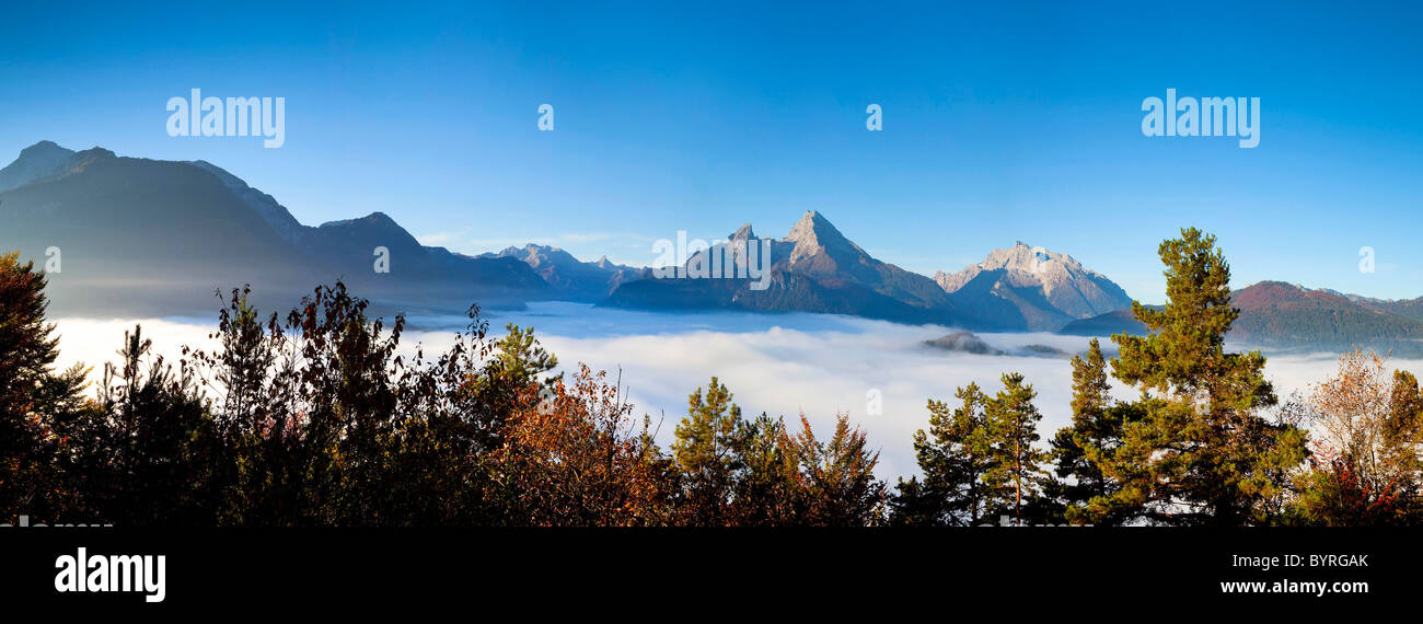 Le brouillard qui entoure les Alpes de Berchtesgaden avec la montagne Watzmann et Hochkalter en automne, Haute-Bavière, Allemagne Banque D'Images
