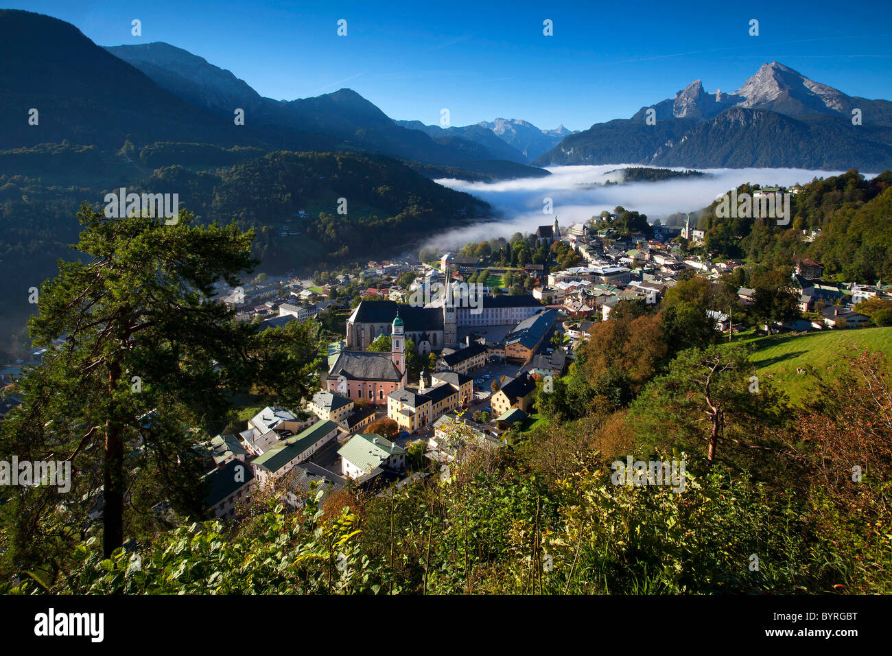 Le marché bavarois ville de Berchtesgaden avec du brouillard à l'automne, la Haute-Bavière, Allemagne Banque D'Images