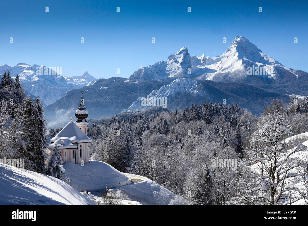 Église de pèlerinage Maria Gern en hiver avec le massif du Watzmann en arrière-plan. Berchtesgaden, Allemagne. Banque D'Images