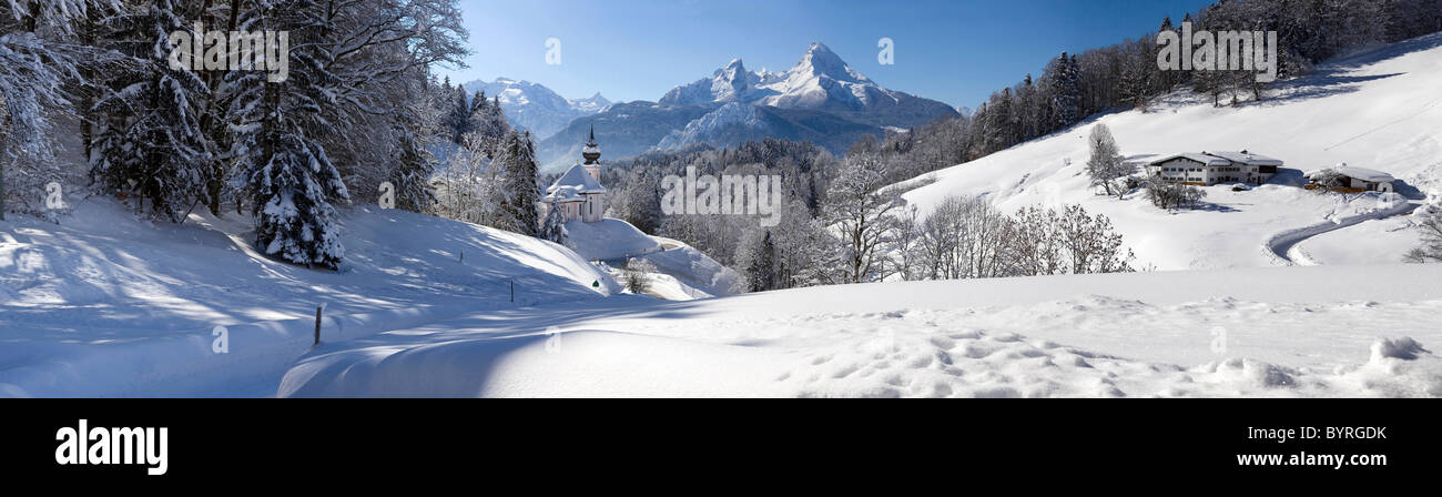 Église de pèlerinage Maria Gern en hiver avec le massif du Watzmann en arrière-plan. Berchtesgaden, Allemagne. Banque D'Images