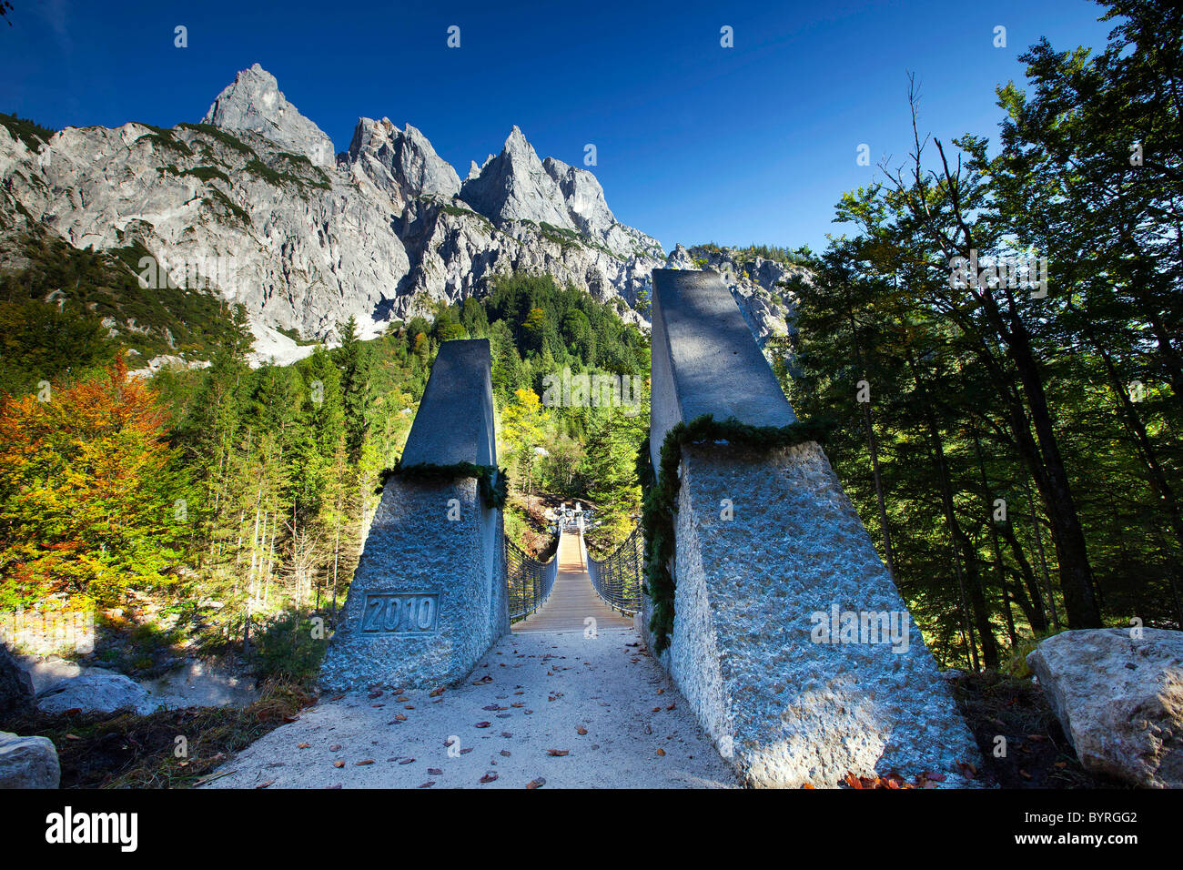 Un pont suspendu traverse la vallée Klausbachtal au parc national de Berchtesgaden, Allemagne. Banque D'Images