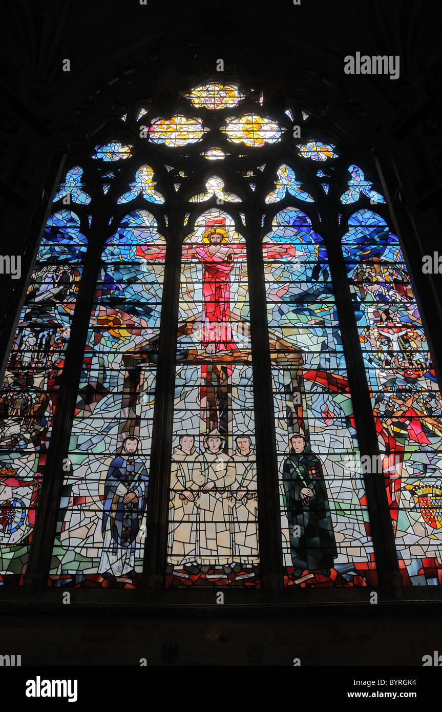 La fenêtre de l'Ouest à l'intérieur de l'église St Etheldreda, Ely Place à Londres Banque D'Images
