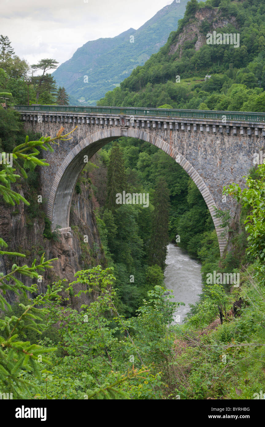 Pont de Napoléon. Luz Saint Sauveur. le saut site. park national des  Pyrénées, les Pyrénées, France. juin Photo Stock - Alamy