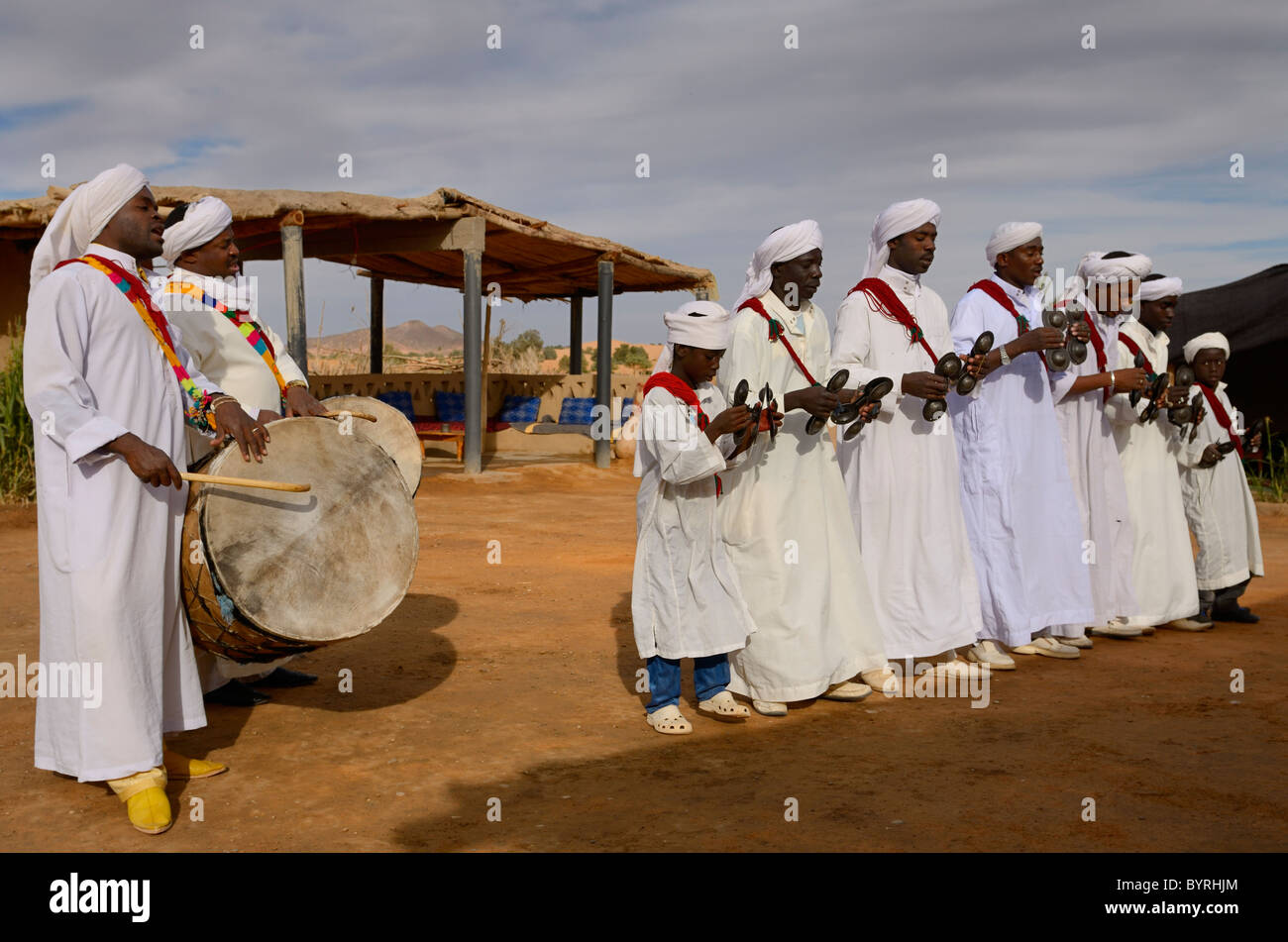 Groupe de musiciens Gnawa de robes blanches et danser krakeb et tambour en Afrique du Nord Maroc village Khemliya Banque D'Images