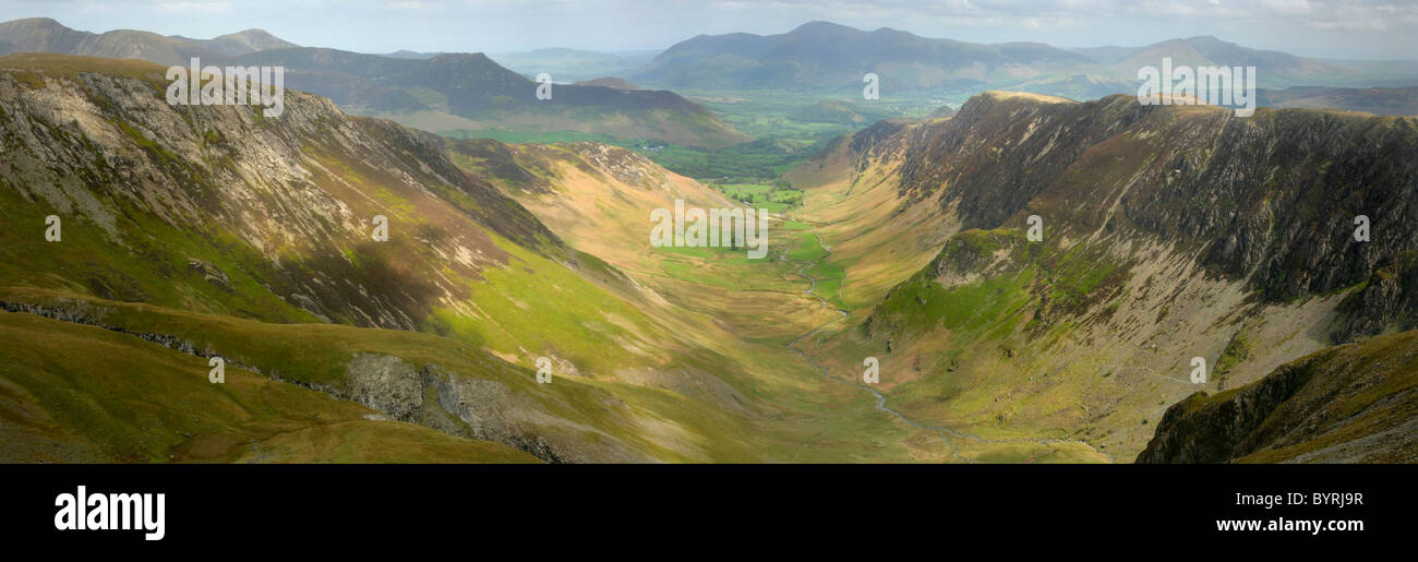 Vue panoramique à partir de Dale Head vers la vallée et Skiddaw Newlands. Lake District, le Royaume-Uni. Banque D'Images