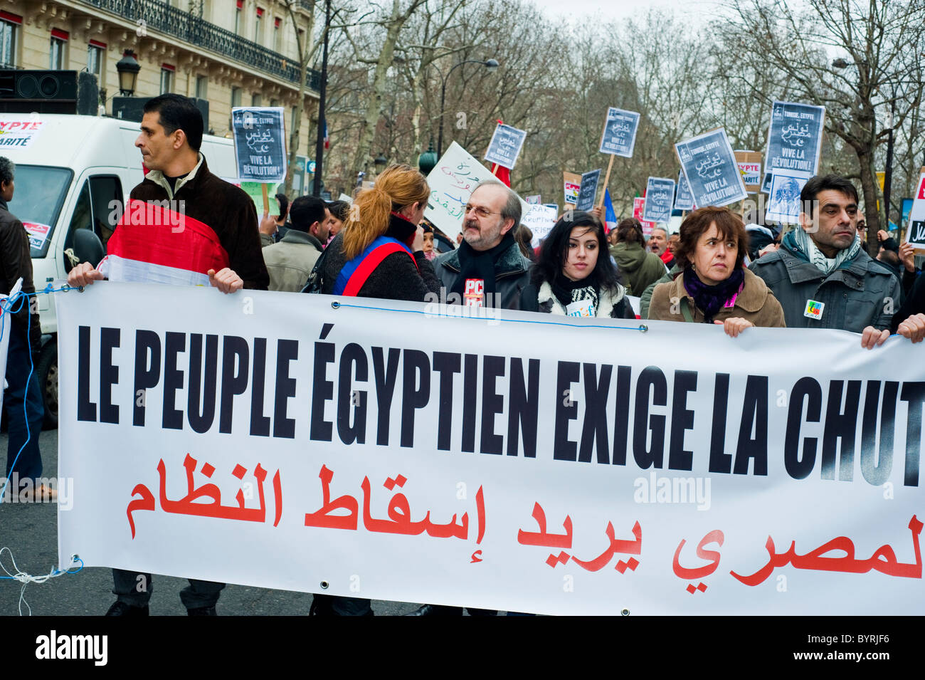 Paris, France, foule de manifestants égyptiens protestant contre (l'ancien président) 'Hosni Moubarak', à l'extérieur, mouvement du 'Printemps arabe', tenant des panneaux de protestation et des banderoles de manifestants Banque D'Images
