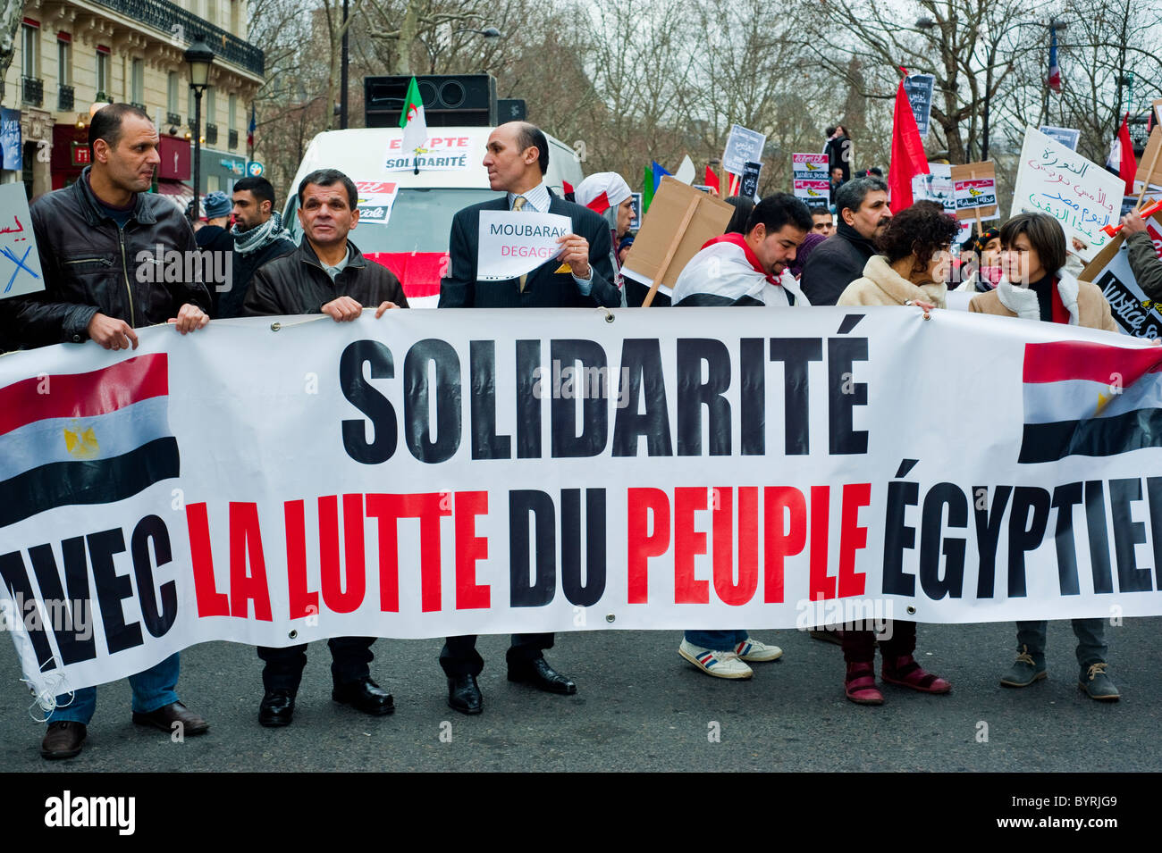 Paris, France, foule de manifestants égyptiens protestant contre Hosni Mubarak, à l'extérieur, « Printemps arabe » tenant des signes et des bannières de protestation, printemps arabe, politique Banque D'Images