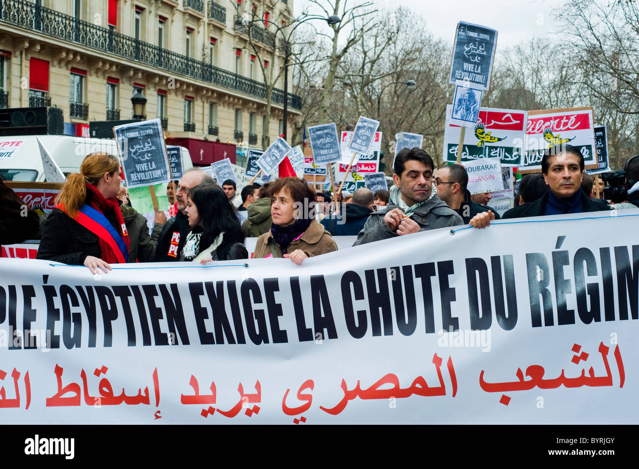 Paris, France, manifestants égyptiens protestant contre 'Hosni Mubarak', mouvement du Printemps arabe en marche, avec des panneaux de protestation dans la rue, 2011 Banque D'Images