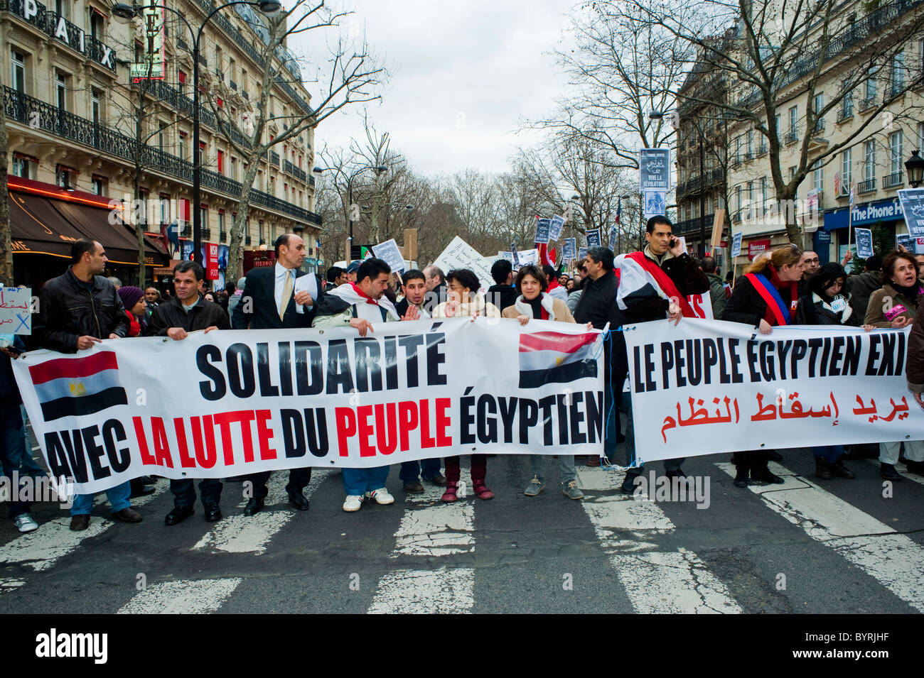 Paris, France, foule de manifestants qui protestaient contre l'Égyptien (ancien président) 'Hosni Moubarak', à l'extérieur, "Printemps arabe" Holding Pancartes et bannières Banque D'Images