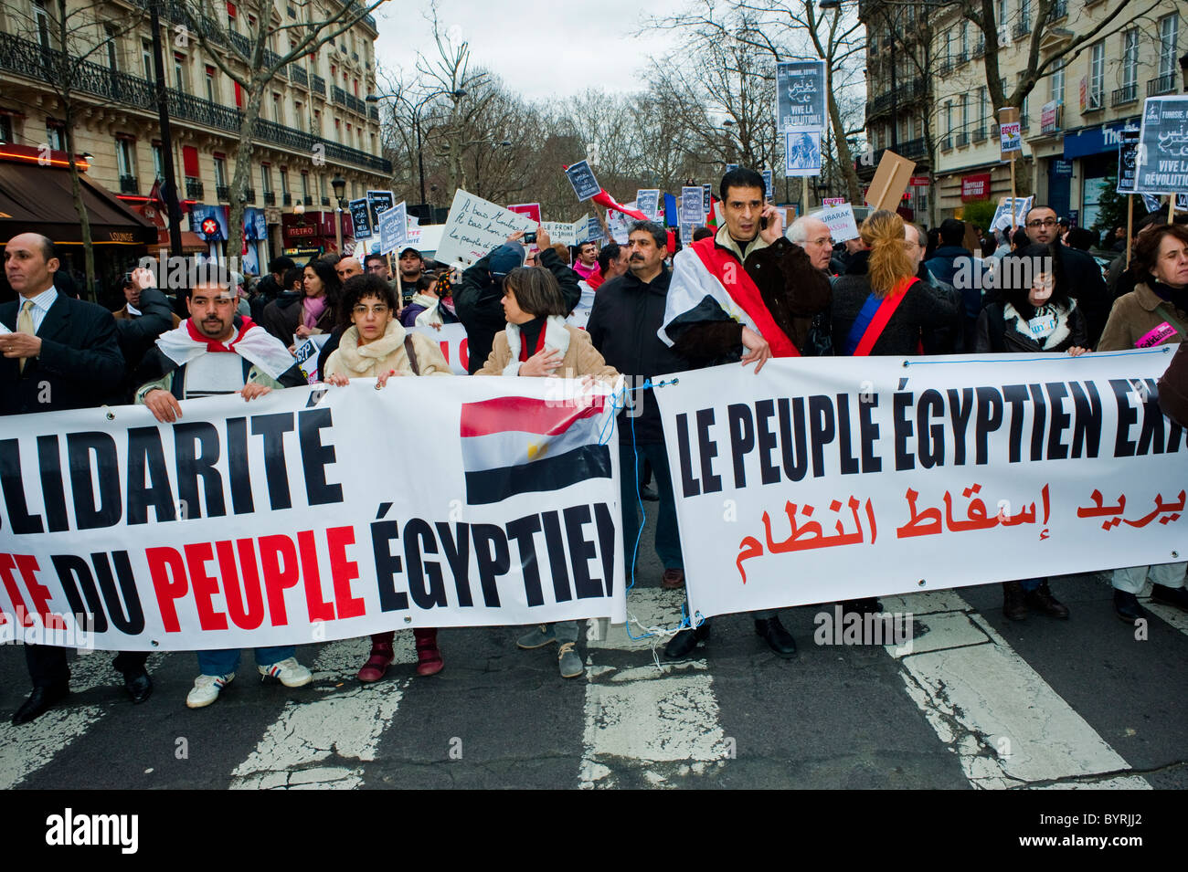 Paris, France, manifestants égyptiens, manifestations du mouvement du Printemps arabe, protestations contre Hosni Moubarak, à l'extérieur, tenue de bannières françaises appelant à la solidarité, printemps arabe, politique Banque D'Images