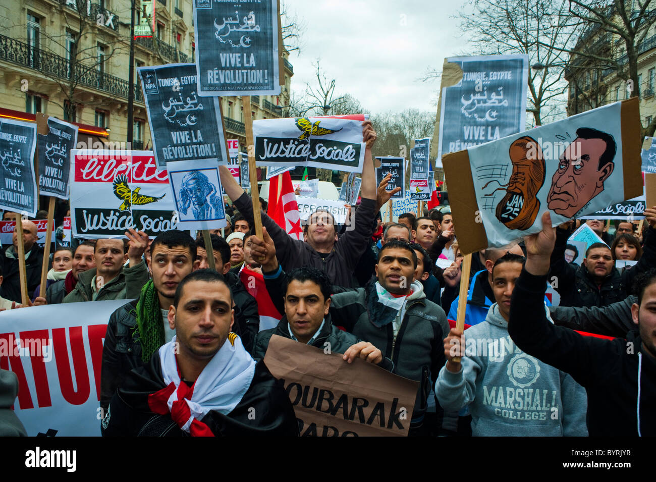 Paris, France, manifestants égyptiens protestant contre Hosni Moubarak, extérieur, foule, hommes marchant avec des signes de protestation, printemps arabe, politique Banque D'Images