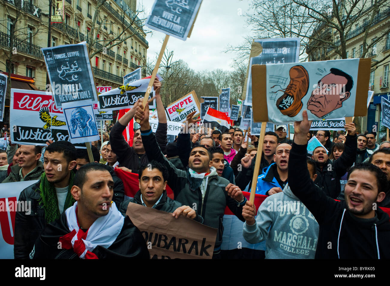 Paris, France, manifestants égyptiens, mouvement de protestation du Printemps arabe contre 'Hosni Moubarak', rue, foule de l'homme, présence de signes de protestation, foules de manifestation, manifestation de la république de paris Banque D'Images