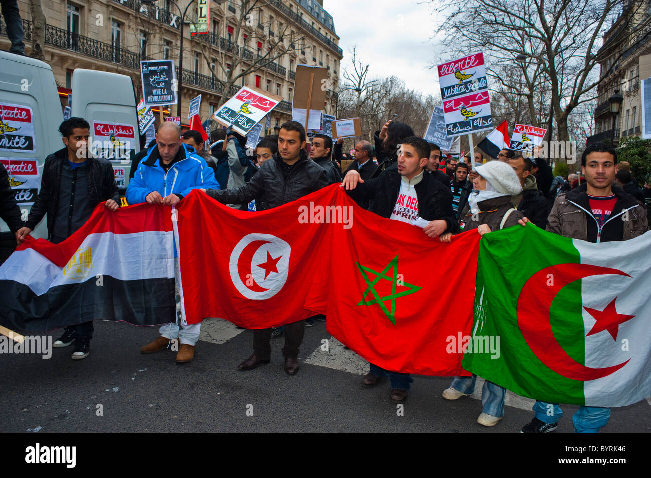 Paris, la France, l'Egypte et d'autres pays arabes drapeaux manifestants protestent contre Hosni Moubarak, à l'extérieur, rue 'printemps arabe' tenant des panneaux de protestation, drapeaux nationaux internationaux, immigrants africains marchant dans la rue Banque D'Images