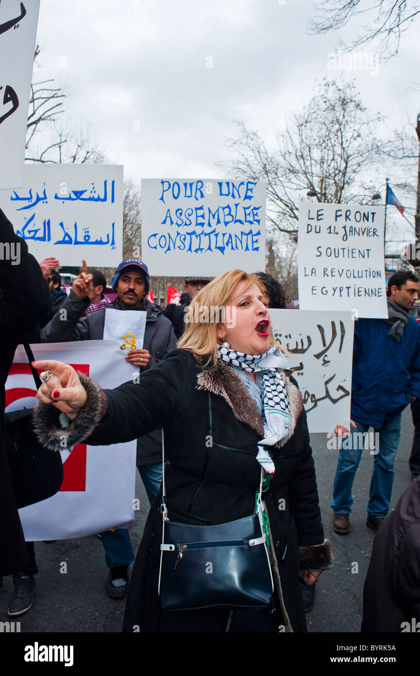 Paris, France, Egyptiens féminins protestant contre 'Hosni Mubarak', foule du 'Printemps arabe' qui présente des signes de protestation en français et en arabe, 2011 Banque D'Images