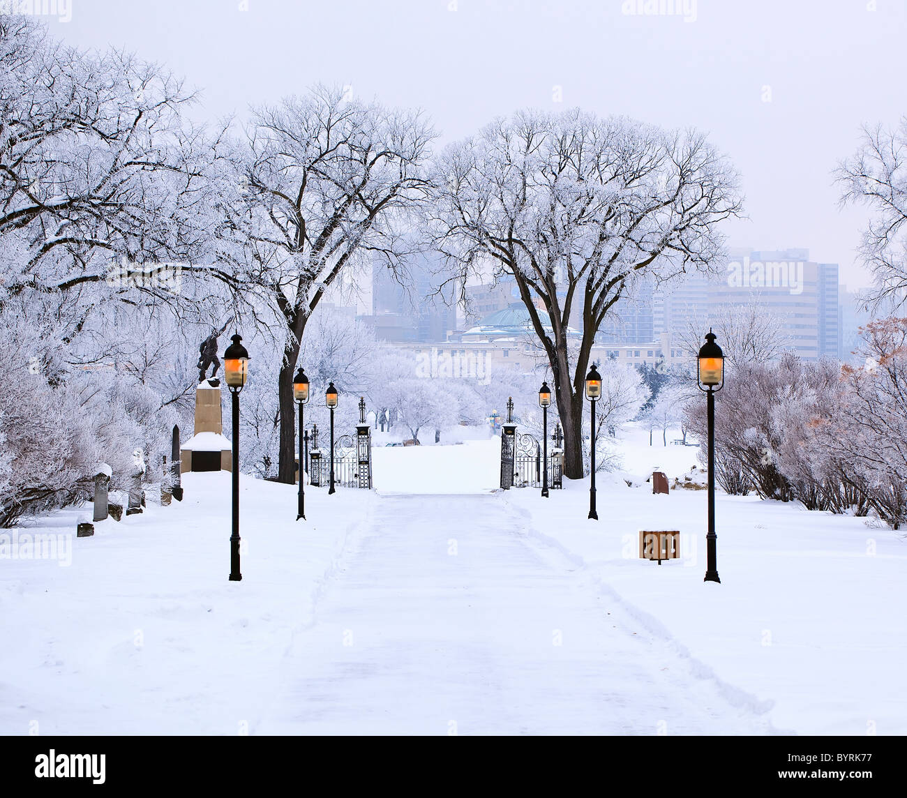 La lampe est allumée par une journée hivernale glacielle, sur le terrain de la basilique Saint-Boniface, Winnipeg, Manitoba, Canada. Banque D'Images