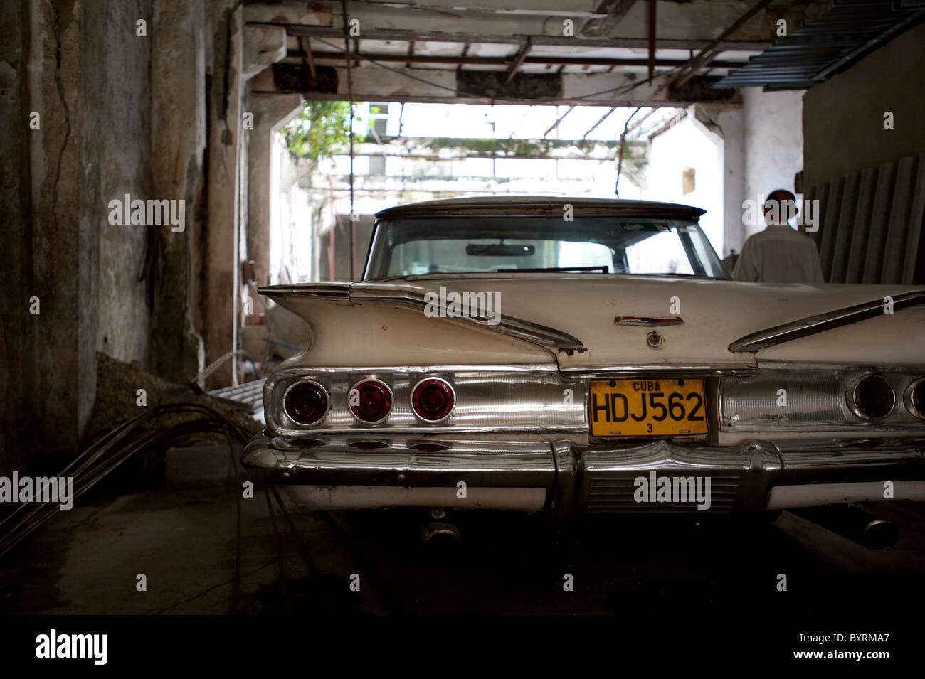 Une vieille voiture américaine dans un garage cubaine à La Havane. Banque D'Images