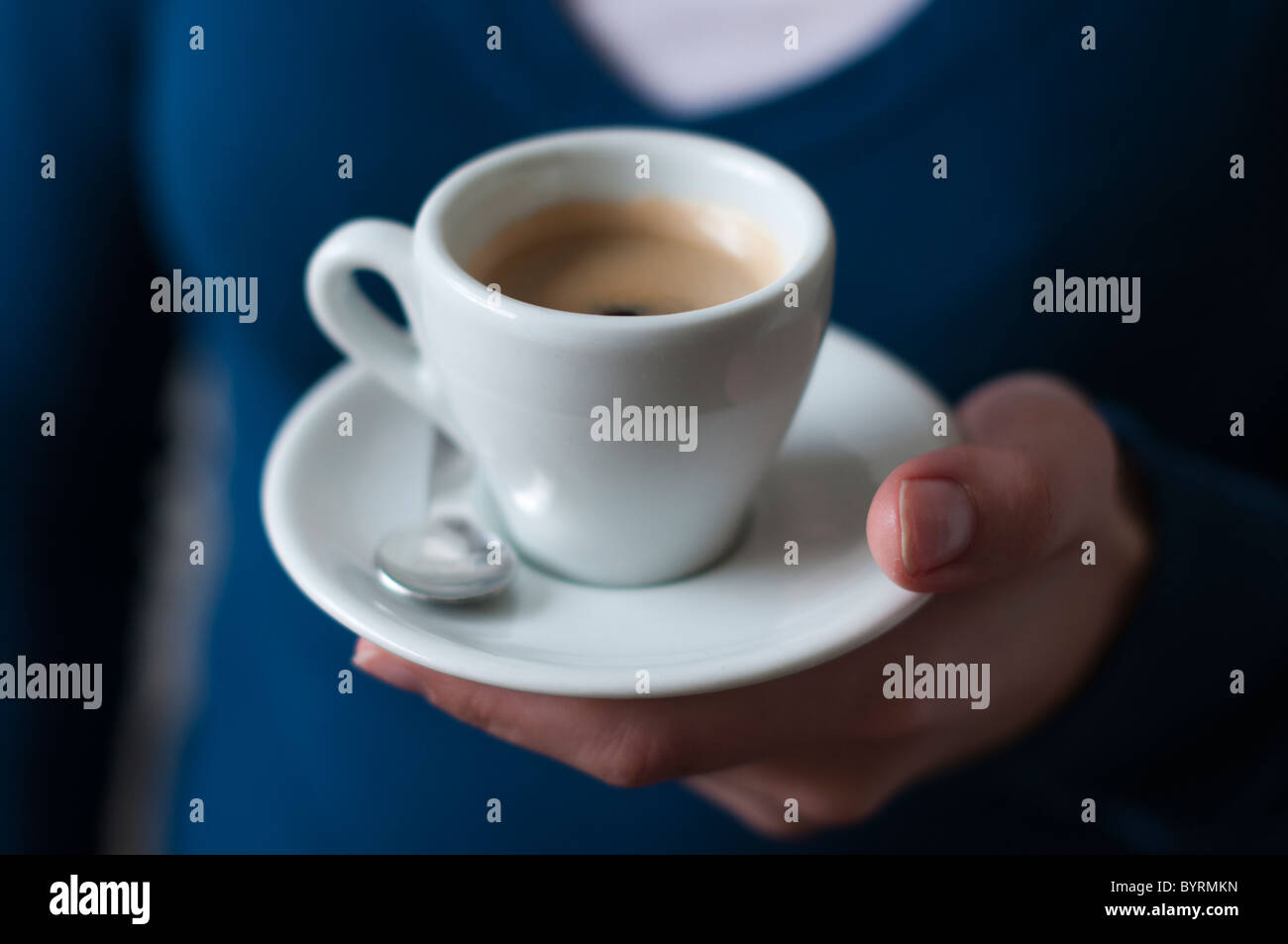 Close-up of a woman with espresso dans ses mains Banque D'Images