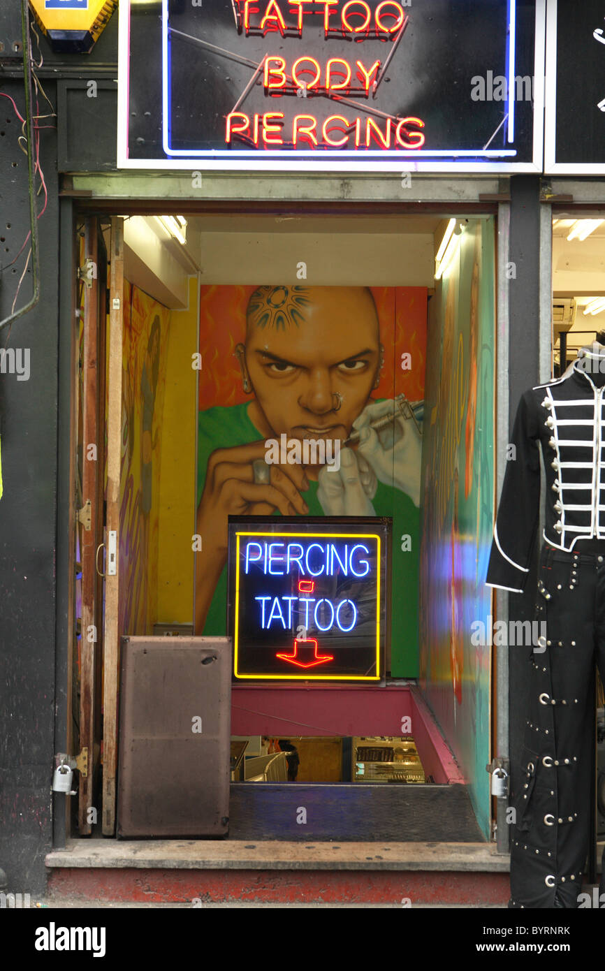 Salon de tatouage et de body piercing Banque D'Images