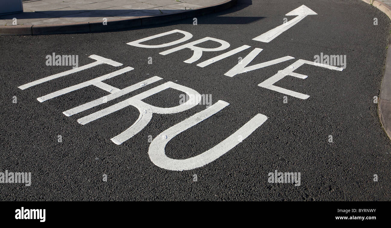 Drive Thru sign on road Banque D'Images