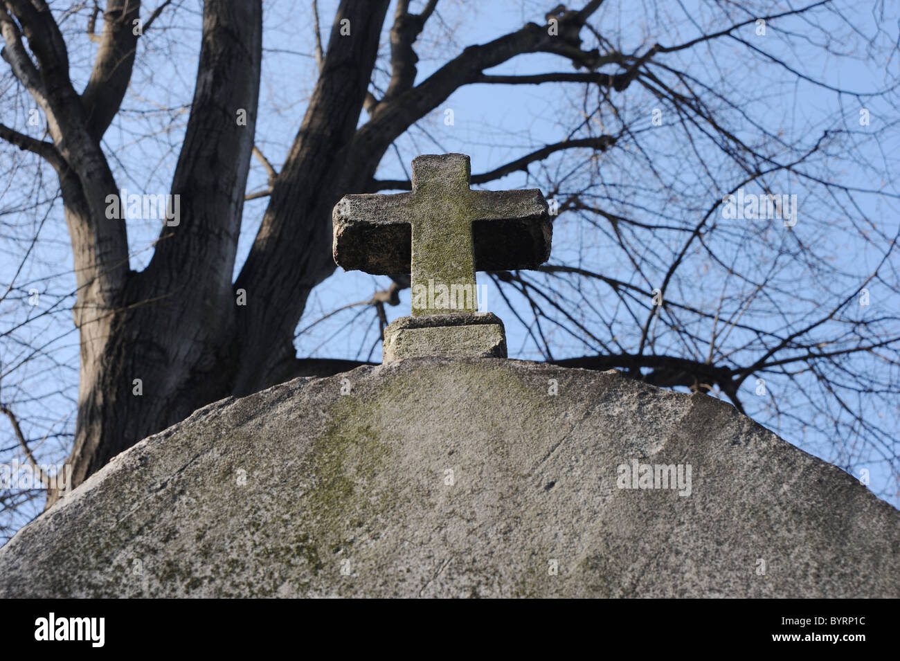 Croix sur une pierre tombale, cimetière de Montmartre Banque D'Images