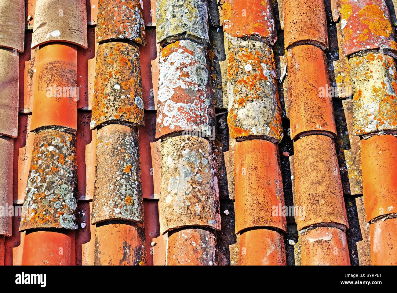 Résumé vieille tuile de toiture comme arrière-plan ou en toile de fond. Tossa de Mar, Espagne. Banque D'Images