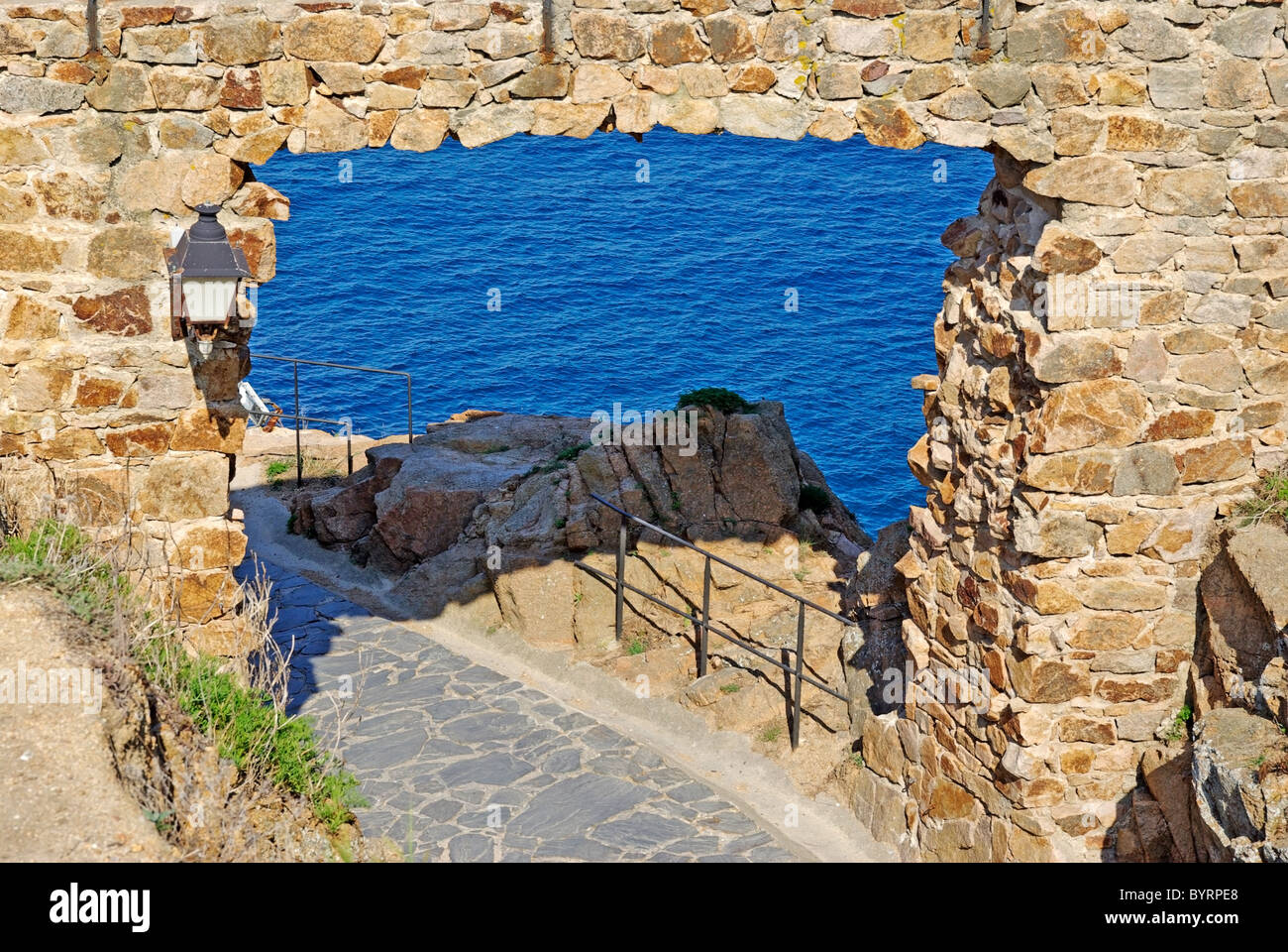 Passer dans la forteresse en pierre comme cadre naturel. Tossa de Mar, Espagne. Banque D'Images