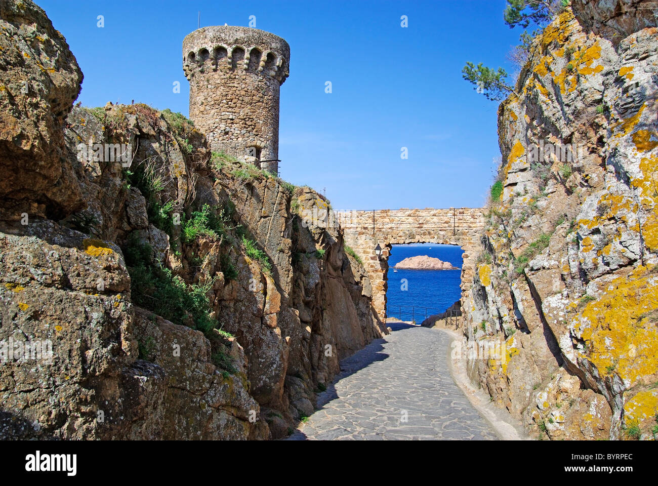 Fortess parmi les roches à Tossa de Mar Costa Brava, Espagne. Banque D'Images