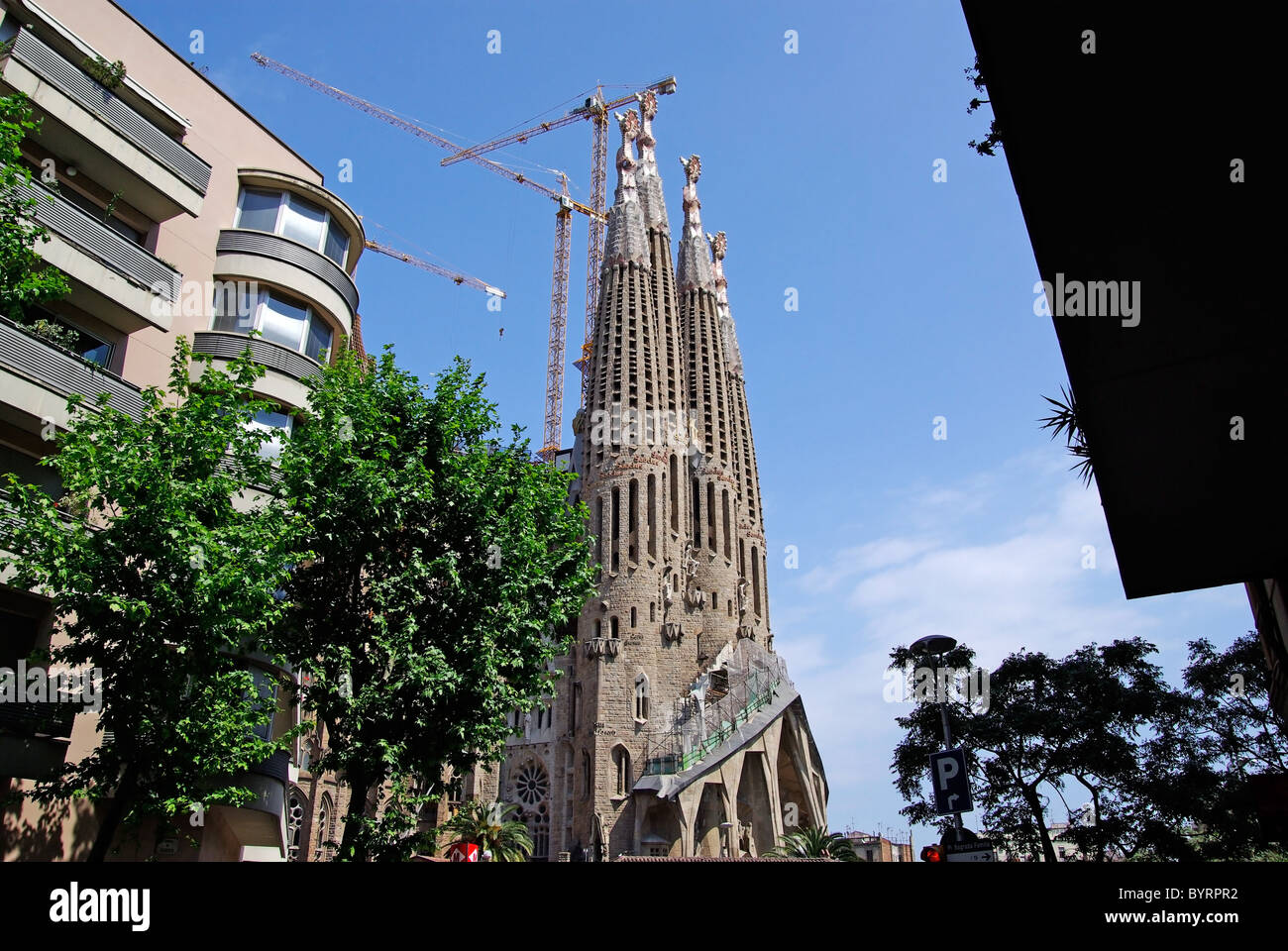 Église de la Sagrada Familia avec appartements à proximité. Barcelone, Espagne. 2009 Banque D'Images