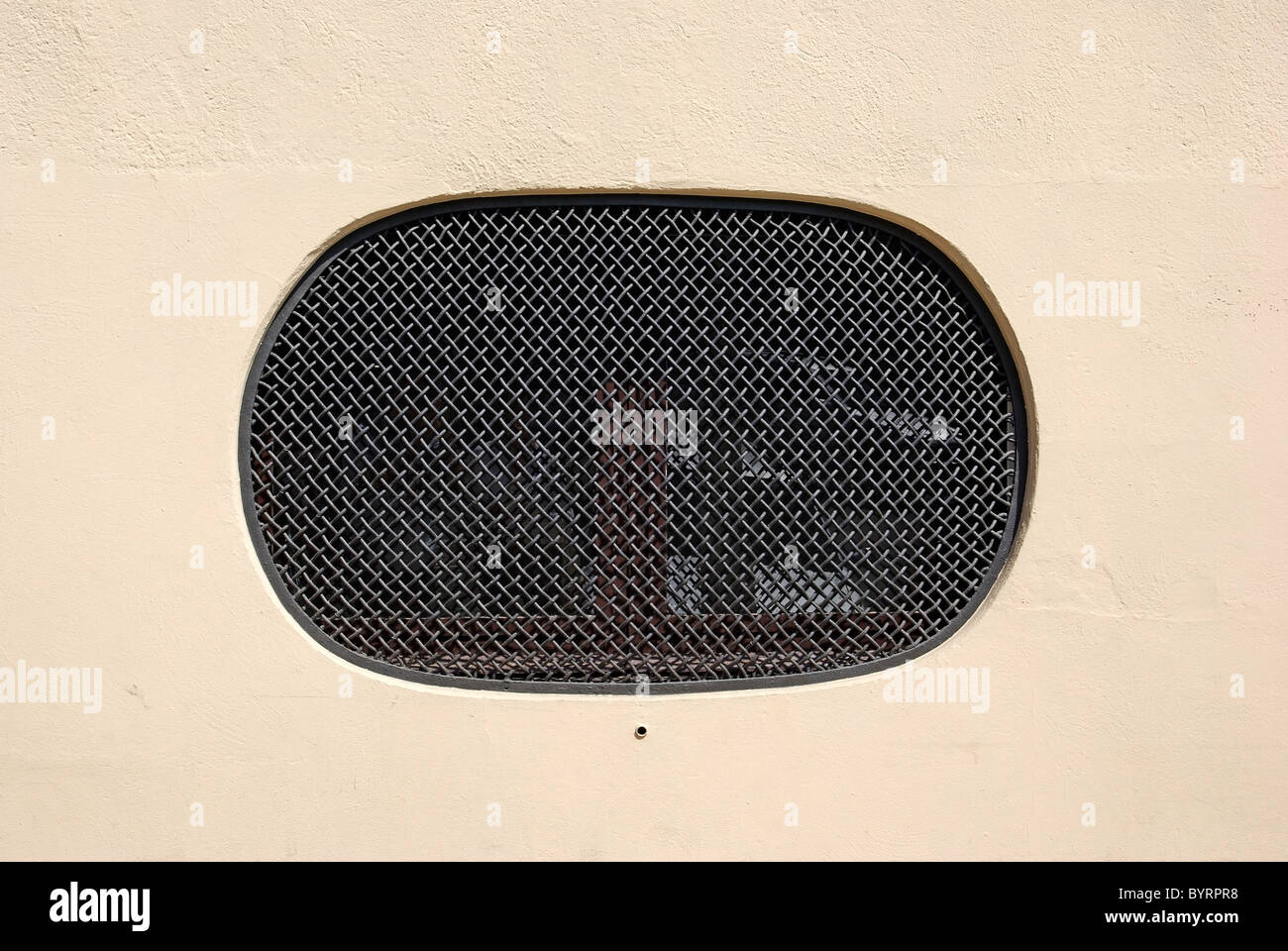 Grille de fenêtre noire dans mur jaune. Barcelone, Espagne. Banque D'Images