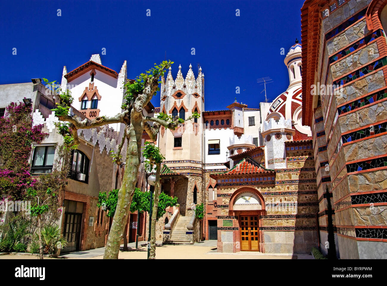 L'église avec une belle architecture et jardin. Lloret de Mar, Costa Brava Espagne. Banque D'Images