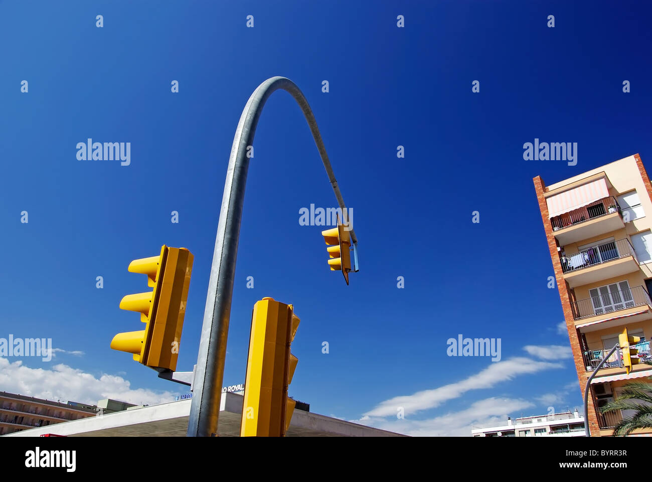 Composition de la courbe jaune avec feux de circulation de la rue. Lloret de Mar, Espagne. Banque D'Images