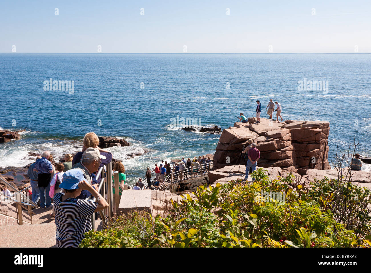 Les touristes en descendant la côte rocheuse à Thunder Hole dans l'Acadia National Park près de Bar Harbor, Maine Banque D'Images