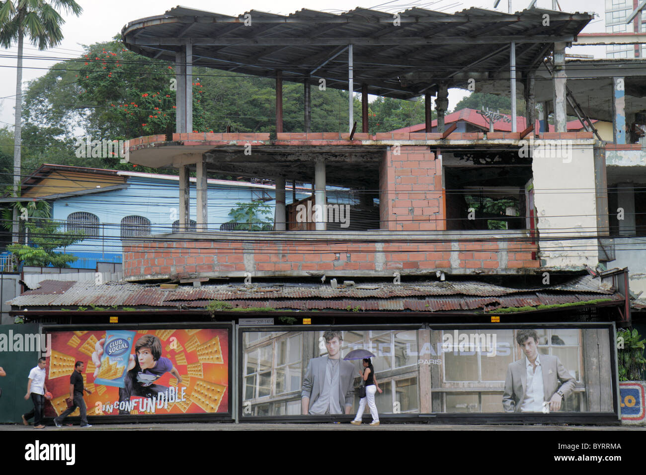 Panama,Amérique latine,Amérique centrale,Panama City,Bella Vista,via Espana,scène de rue,structure,blight,pourriture urbaine,bâtiment vidé,panneau,publicité,ad a Banque D'Images