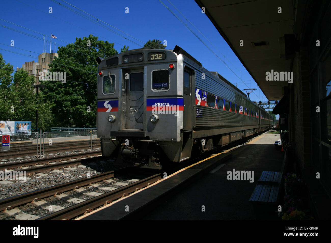 Train de banlieue septa en les détachant de l'Ardmore gare sur la ligne principale de Philadelphie Banque D'Images